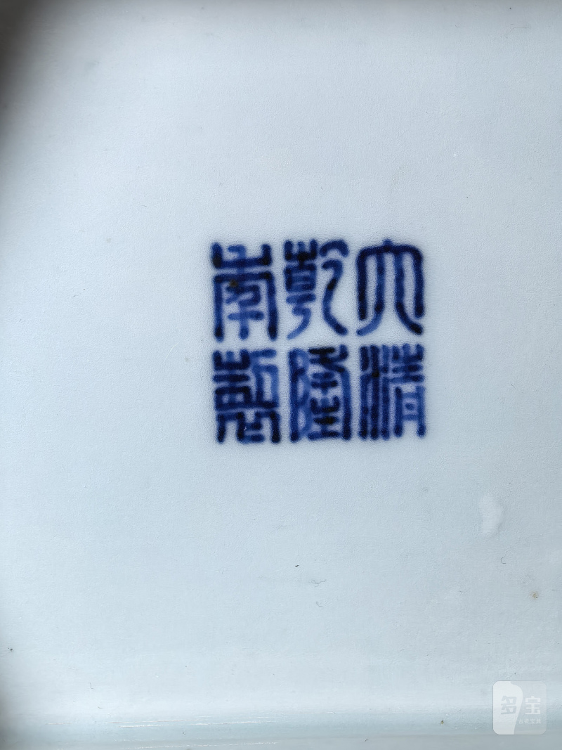 清乾隆 青花缠枝莲纹六方贯耳瓶 - 图19